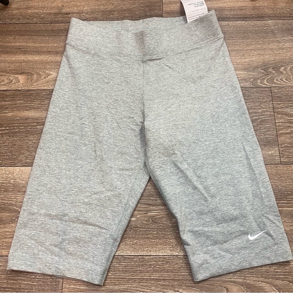 Nike Tight Fit Mid Rise Short Length Medium Tall Women’s Biker Shorts Comfy NWT